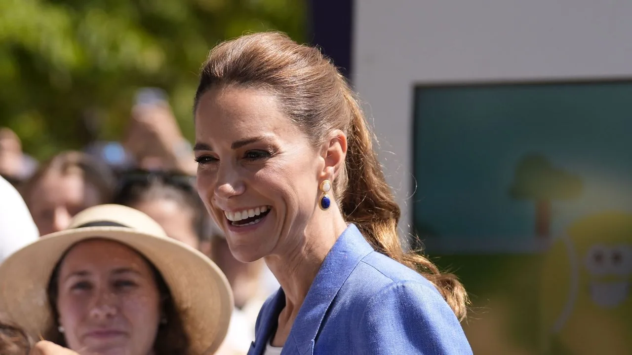 Princess of Wales surprises fans in Wimbledon queue