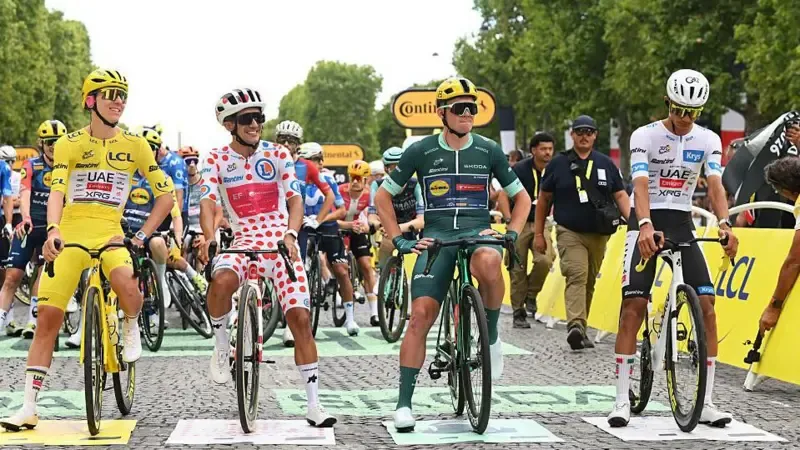 Tadej Pogacar, Richard Carapaz, Mads Pedersen and Isaac del Toro line up before the stage