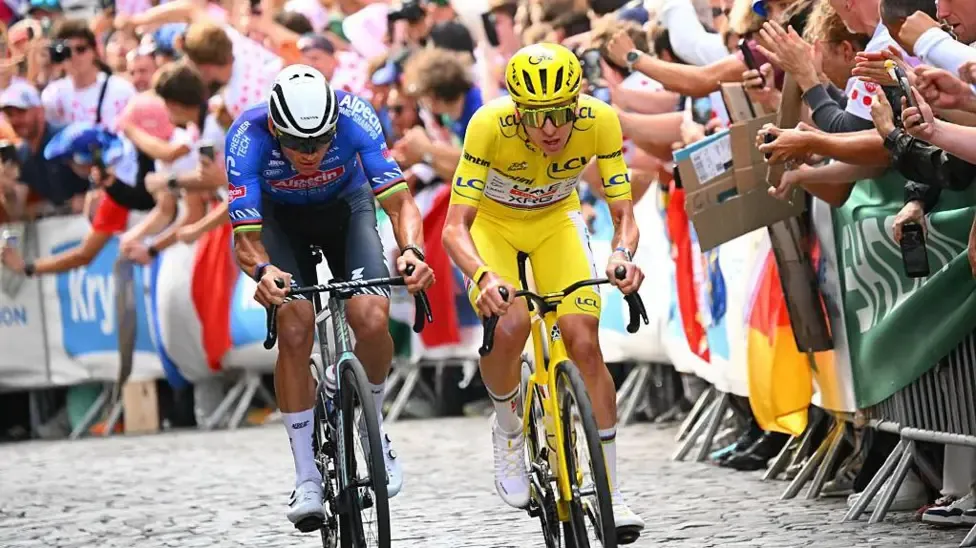 Mathieu van der Poel and Tadej Pogacar race