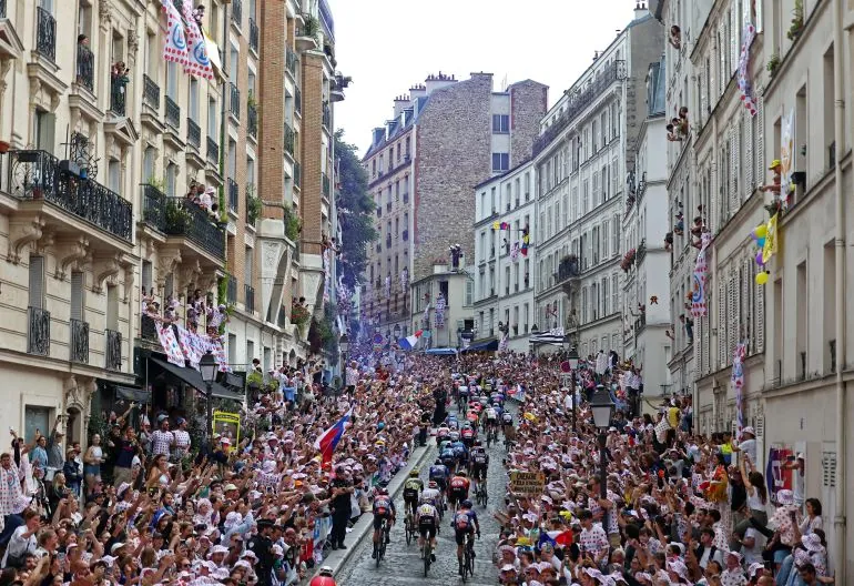 riders in action as they climb the Cote de la Butte Montmartre during Stage 21