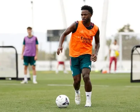Vinícius Júnior dribbles the ball.